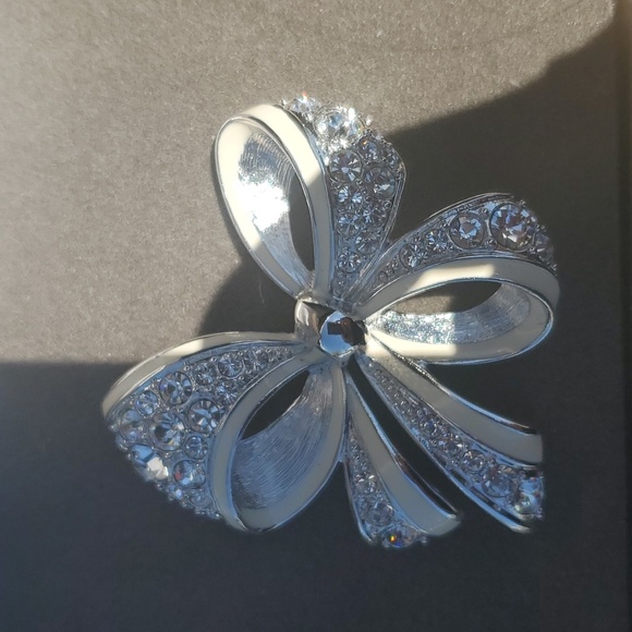 Nolan Miller Bow Pin - Picture 2 of 3